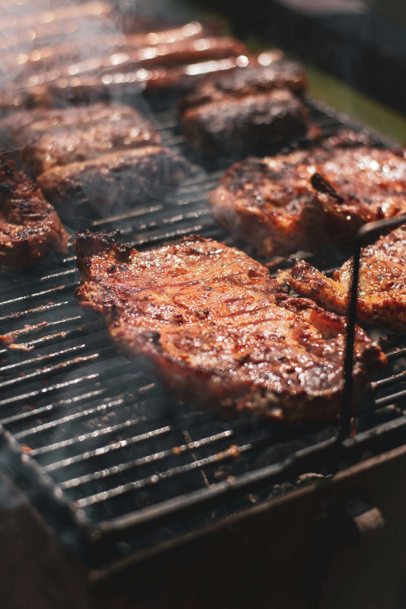 Chuletas de vaca marcadas en una parrilla de carbón